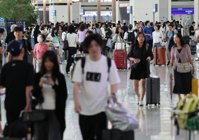 Travelers are seen at the Incheon International Airport (Yonhap)