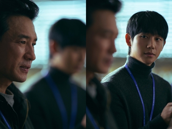 Hwang Jung-min (left) plays veteran detective Seo Do-chul and Jung Hae-in (right) plays rookie police officer Park Sun-woo in “I, the Executioner.” (CJENM)