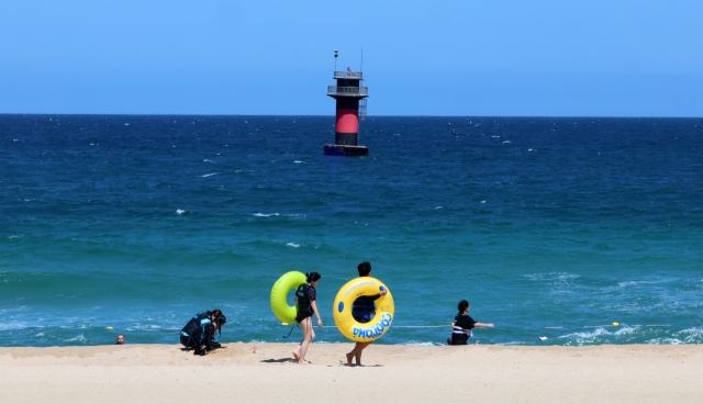 Vacationers are seen in this photo taken Sunday at Gyeongpo Beach in Gangneung, Gangwon Province. (Yonhap)