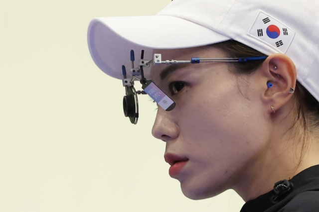 Kim Ye-ji receives instructions from her coach before aiming at the target during the women's 10m air pistol final at the 2024 Paris Olympics, held at the Chateauroux Shooting Center in France on July 28. (Yonhap)