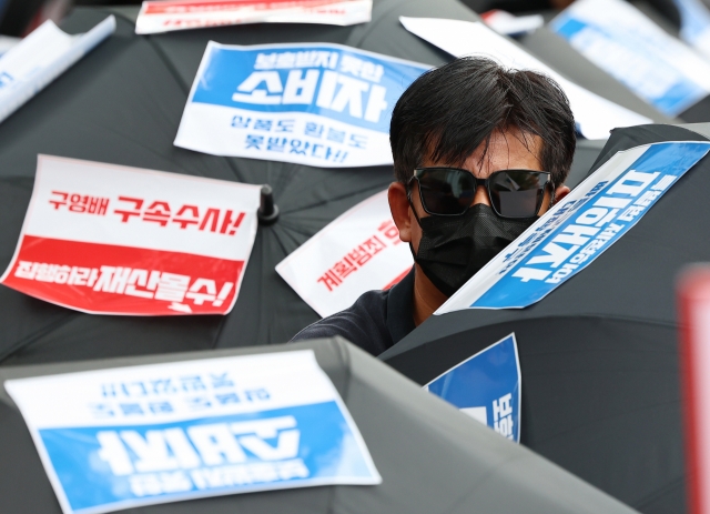 Vendors troubled by delayed payments from cash-crunched Tmon and WeMakePrice stage a rally in front of the Financial Services Commission headquarters in central Seoul on Sunday. (Yonhap)