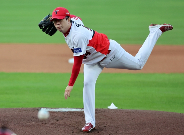 Kia Tigers starter Yang Hyeon-jong pitches against the Lotte Giants during the clubs' Korea Baseball Organization regular-season game at Gwangju-Kia Champions Field in the southern city of Gwangju on Wednesday. (Yonhap)