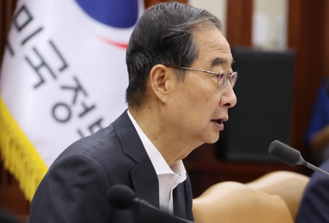 Prime Minister Han Duck-soo speaks during a meeting of ministers at the government complex in Seoul on Thursday. (Yonhap)