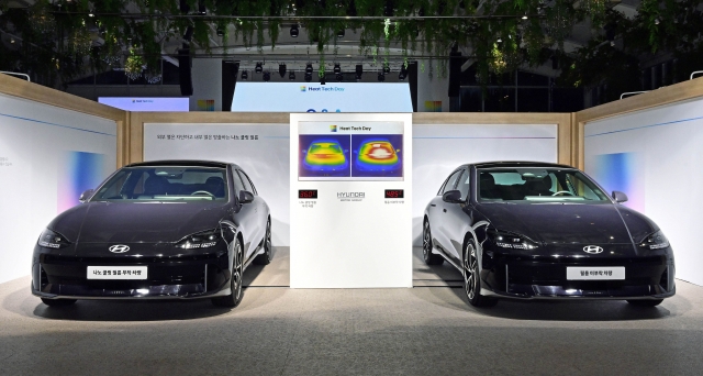 Two Ioniq 6 test vehicles displayed during Hyundai Motor Group's Heat Tech Day show a cabin temperature difference of 12.5 degrees Celsius. (Hyundai Motor Group)