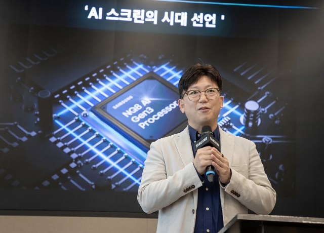 Yong Seok-woo, head of visual display business at Samsung Electronics, speaks during a press conference in Suwon, Gyeonggi Province, Thursday. (Samsung Electronics)