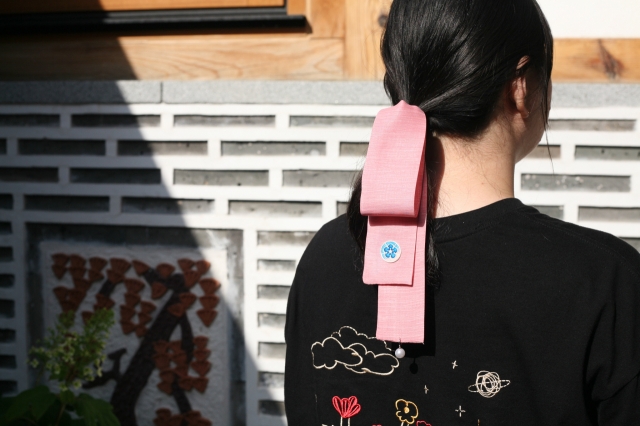 A visitor wears a Korean traditional hair ribbon called a 