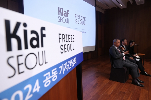 Hwang Dal-sung, president of the Galleries Association of Korea, (left) and Patrick Lee, director of Frieze Seoul, (center) speak at the joint press conference on Thursday at The Shilla Seoul. (Yonhap)