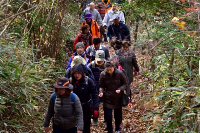 Travelers hike along the Haenam section of Namparant Trail in Haenam, South Jeolla Province. (Durunubi)