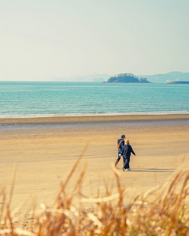 A couple walk along the beach in Taean, South Chungcheong Province. (Durunubi)