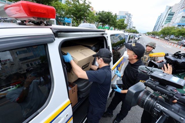 Police officials on Thursday are acquiring a makeshift explosive, box filled with canisters of butane gas and flammable materials, used in an explosion that occurred earlier at a Gwangju dental clinic. (Yonhap)