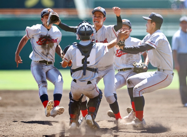 Members of the Kyoto International High School baseball team celebrate their win over Kanto Daiichi High School in the final of Japan's National High School Baseball Championship at Koshien Stadium in Nishinomiya, Japan, on Friday. (Yonhap)