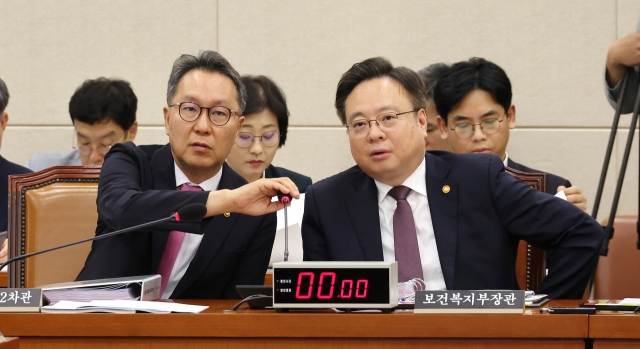 Health Minister Cho Kyoo-hong, right, speaks during a session at the National Assembly in Seoul on Tuesday. (Yonhap)