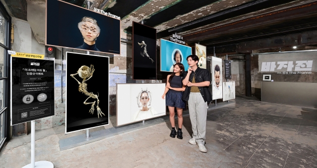 Visitors engage with a 10-meter-long art wall featuring Samsung’s lifestyle TV, The Frame, at the Bazaar Exhibition, a collaborative event between a fashion magazine and Samsung kicked off Friday in Iteawon, Seoul. (Samsung Electronics)