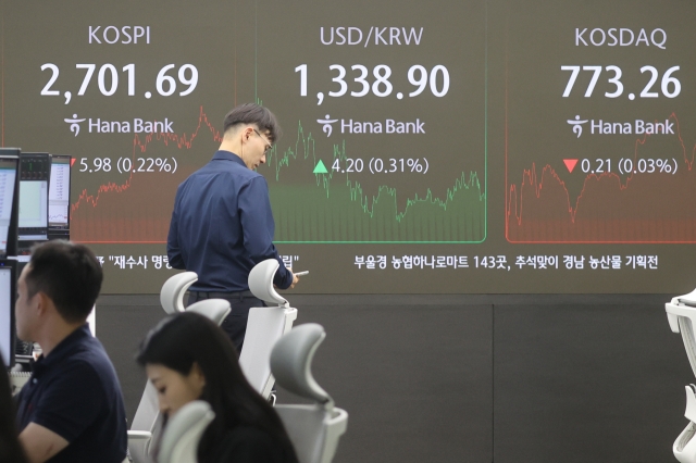 An electronic board showing the Korea Composite Stock Price Index at a dealing room of the Hana Bank headquarters in Seoul on Friday. (Yonhap)