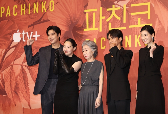 From left: The cast of Apple TV+’s Korean original series “Pachinko” Lee Min-ho, Kim Min-ha, Youn Yuh-jung, Kim Sung-kyu and Jung Eun-chae pose for a photo during a press conference held at Intercontinental Grand Parnas, Seoul, Friday. (Yonhap)