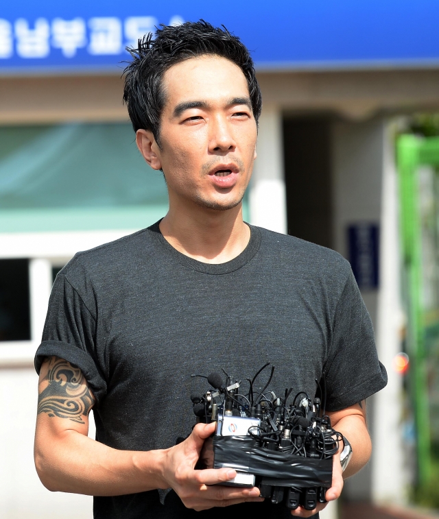 Go speaks to the press after being released from prison in Guro-gu, Seoul, on July 10, 2015. (Newsis)