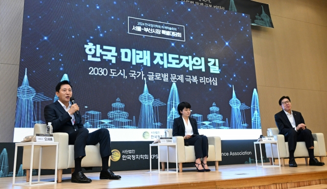 Seoul Mayor Oh Se-hoon (left) sits for a discussion with Busan Mayor Park Heong-joon (right) to brainstorm innovative strategies in countering the challenges Korea has faced over the years. (Seoul Metropolitan Government)