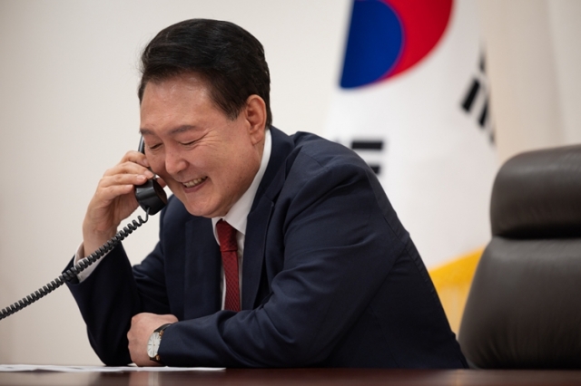 President Yoon Suk Yeol speaks with Czech Prime Minister Petr Fiala over the phone at the presidential office in central Seoul on July 23, 2024. (Yonhap)