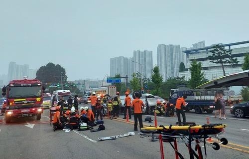 This photo provided by the Gyeonggi Province fire authority shows the scene of a fatal traffic accident in Ansan on Saturday. (Yonhap)