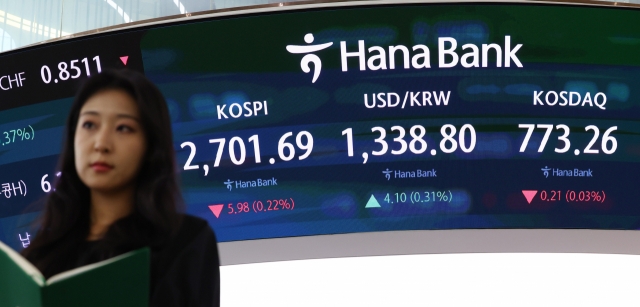 An electronic board shows the Kospi's slight downtick in a dealing room at the Hana Bank headquarters in Seoul on Friday. (Newsis)