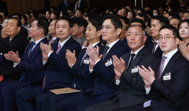 President Yoon Suk Yeol (third from left) and the nation's top four chaebol leaders attend the 2024 Trade and Industry Day on March 19 in Seoul. From right: LG Group Chairman Koo Kwang-mo, Hyundai Motor Group Executive Chair Chung Euisun, Samsung Electronics Chairman Lee Jae-yong, Industry Minister Ahn Duk-geun, Yoon and SK Group Chairman Chey Tae-won. (Newsis)