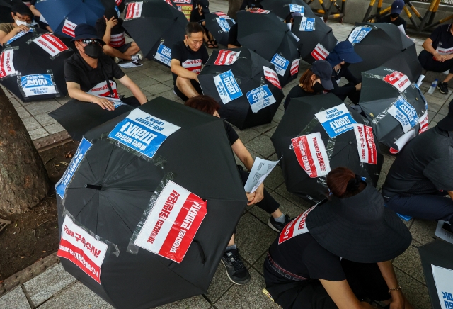 Protesters hit by the liquidity crisis at e-commerce platforms Tmon and WeMakePrice gather in front of the Financial Supervisory Service in Yeouido, western Seoul, Sunday. (Yonhap)