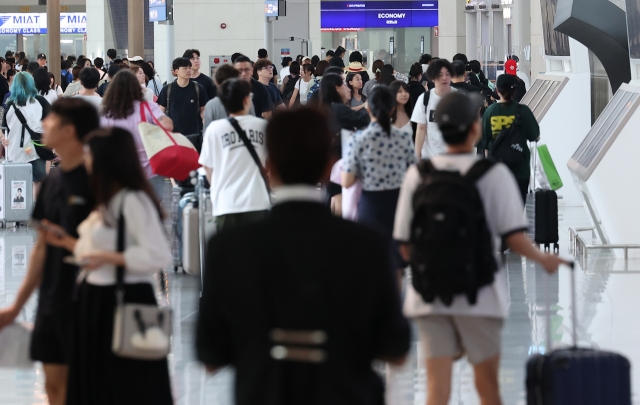 Tourists are seen in the Incheon Airport on Aug. 5. (Yonhap)