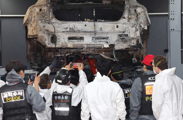 Police take a photo of an electric Mercedes-Benz sedan from the underground parking lot of an apartment building in Incheon, on Aug. 5. (Yonhap)