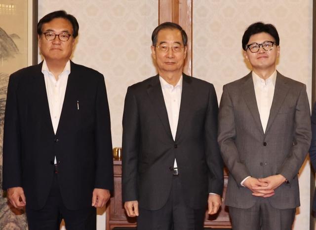 Prime Minister Han Duck-soo (center), presidential chief of staff Chung Jin-suk (left) and Han Dong-hoon, leader of the ruling People Power Party, pose for a photo before a high-level meeting of government and ruling party officials at the prime minister's official residence in Seoul, Sunday. (Yonhap)