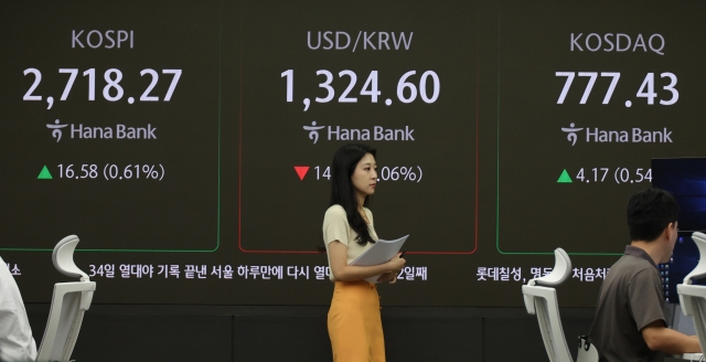 An electronic board showing the Korea Composite Stock Price Index at a dealing room of the Hana Bank headquarters in Seoul on Monday. (Yonhap)