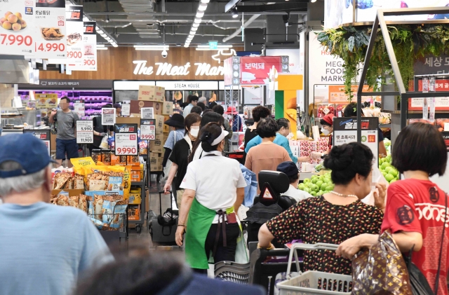 Shoppers browse through groceries at a Homeplus location in Seoul during the summer promotional event. (Homeplus)