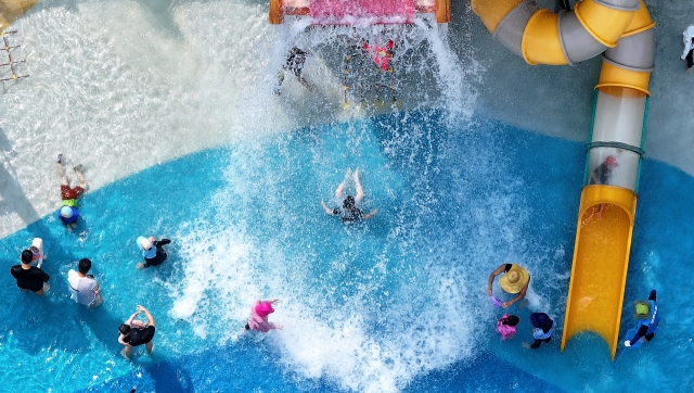 Visitors at a temporary water park in Daegu play in the water on Sunday. (Yonhap)