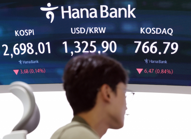 An electronic board showing the Korea Composite Stock Price Index at a dealing room of the Hana Bank headquarters in Seoul on Monday. (Yonhap)