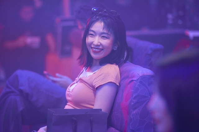 Yoon Ga-i portrays a Seoulite from the '90s during a comedy skit in 