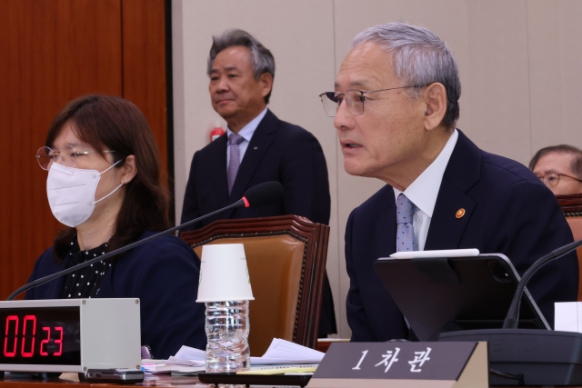 Yu In-chon (right), minister of culture, sports and tourism, speaks during a plenary session for the Culture, Sports and Tourism Committee of the National Assembly in Seoul on Aug. 26, 2024. (Yonhap)