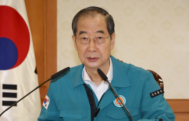 Prime Minister Han Duck-soo speaks during a meeting addressing a planned strike by a nationwide union of nurses and medical workers at the government complex in Seoul on Tuesday. (Yonhap)