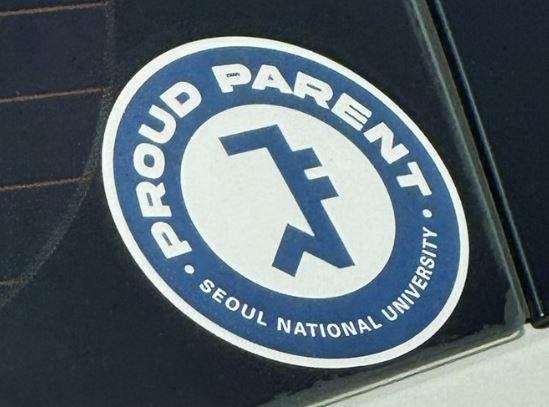 Seoul National University's 'Proud Parent' bumper sticker (Online community)