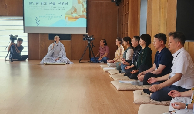 People try seon meditation at the Korean Culture Training Institute in Gongju, South Chungcheong Province on Saturday. (Choi Si-young/The Korea Herald)