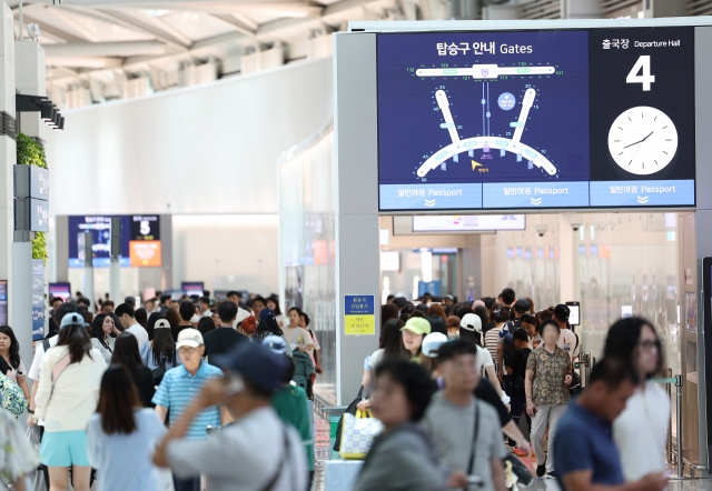 Incheon International Airport's flight terminal bustling with passengers on Aug. 5. (Yonhap)