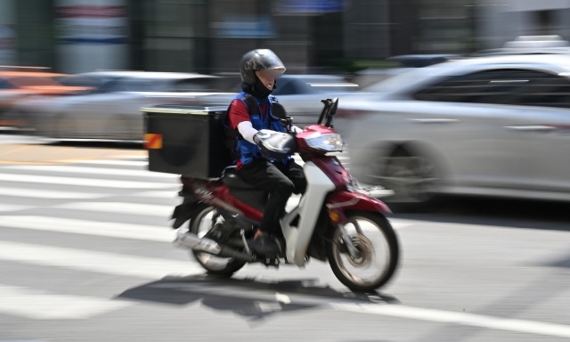 A delivery worker in Seoul (Im Se-jun/The Korea Herald)