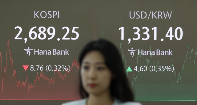 An electronic board showing the Korea Composite Stock Price Index at a dealing room of the Hana Bank headquarters in Seoul on Tuesday. (Yonhap)