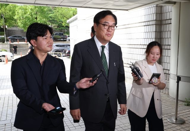 Presidential chief of staff Chung Jin-suk appears at the Seoul Central District Court in Seoul for a trial on Tuesday. (Yonhap)