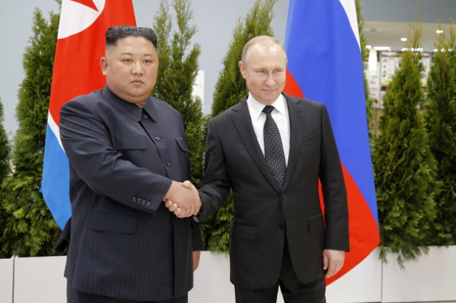 North Korean leader Kim Jong-un (left) shakes hands with Russian President Vladimir Putin at Far Eastern Federal University in Vladivostok, Russia, on April 25, 2019. (Korea Herald DB)