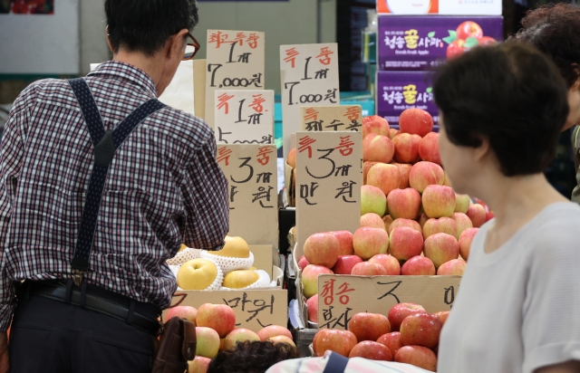 People shop at a traditional market in Seoul on Monday. (Yonhap)