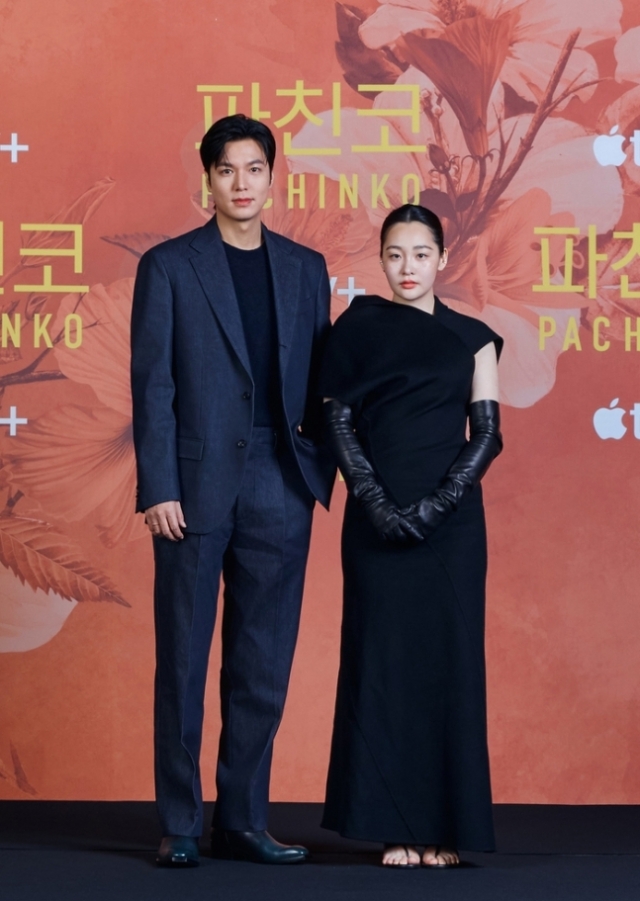 Lee Min-ho (left) and Kim Min-ha pose for a photo during a press conference for “Pachinko” held at Intercontinental Grand Parnas, Seoul, Aug. 23. (Apple TV+)