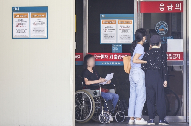 Patients are seen in front of the emergency room at the Asan Medical Center in Songpa-gu, southern Seoul, Wednesday. (Newsis)