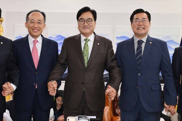 From left: People Power Party Floor Leader Rep. Choo Kyung-ho, National Assembly Speaker Rep. Woo Won-shik and Democratic Party of Korea Floor Leader Rep. Park Chan-dae pose for a photo during a meeting of the floor leaders at the Assembly in western Seoul on Wednesday. (Yonhap)