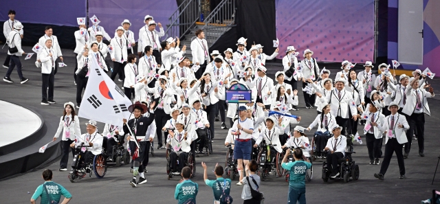 Members of the South Korean delegation to the Paris Summer Paralympics march into Place de la Concorde in the French capital during the opening ceremony on Wednesday. (Yonhap)