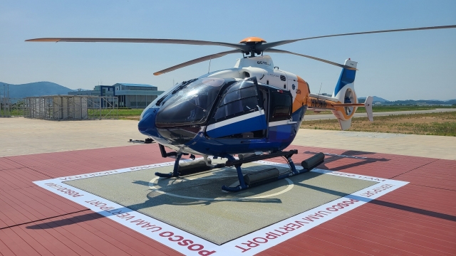 A helicopter lands on Posco's new lightweight steel vertiport landing pad. (Posco)