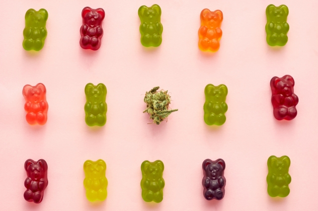 Dry marijuana bud and gummy bears (123rf)